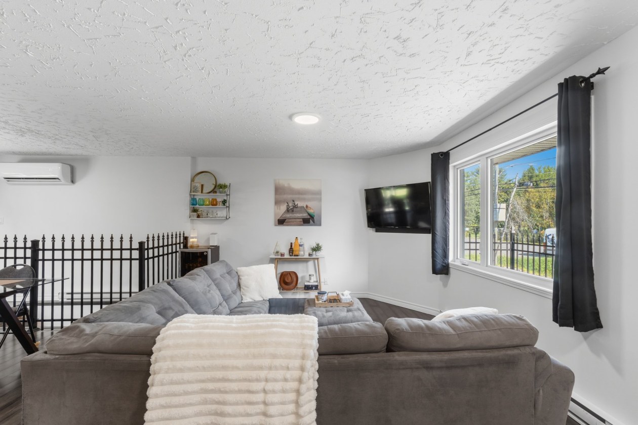 Salon — 408, Mtée Morel, Sainte-Anne-des-Plaines, J5N2T9, Sainte-Anne-des-Plaines