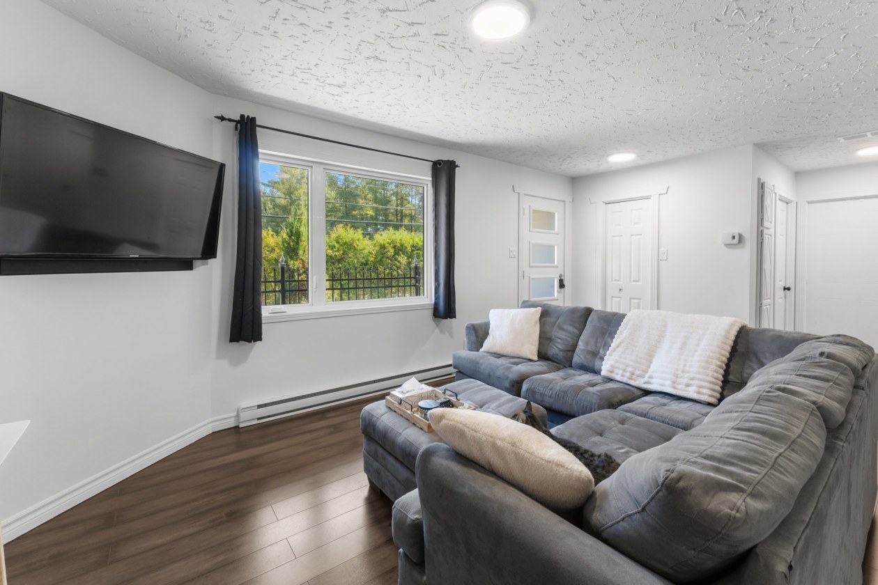 Salon — 408, Mtée Morel, Sainte-Anne-des-Plaines, J5N2T9, Sainte-Anne-des-Plaines