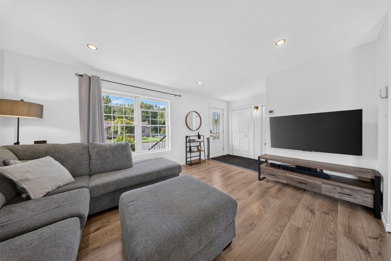 Salon — 8036, 8e Allée, Drummondville, J2A2J5, Drummondville