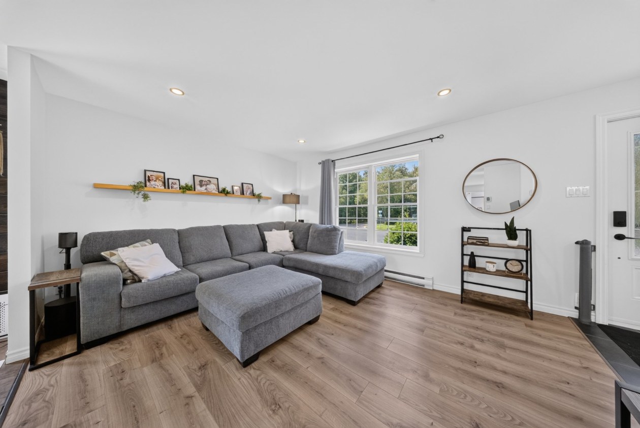 Salon — 8036, 8e Allée, Drummondville, J2A2J5, Drummondville