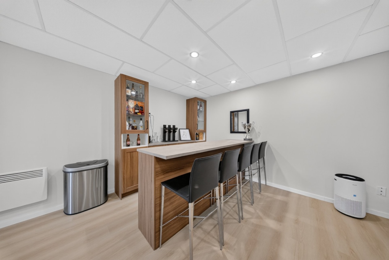 Bar — 8036, 8e Allée, Drummondville, J2A2J5, Drummondville