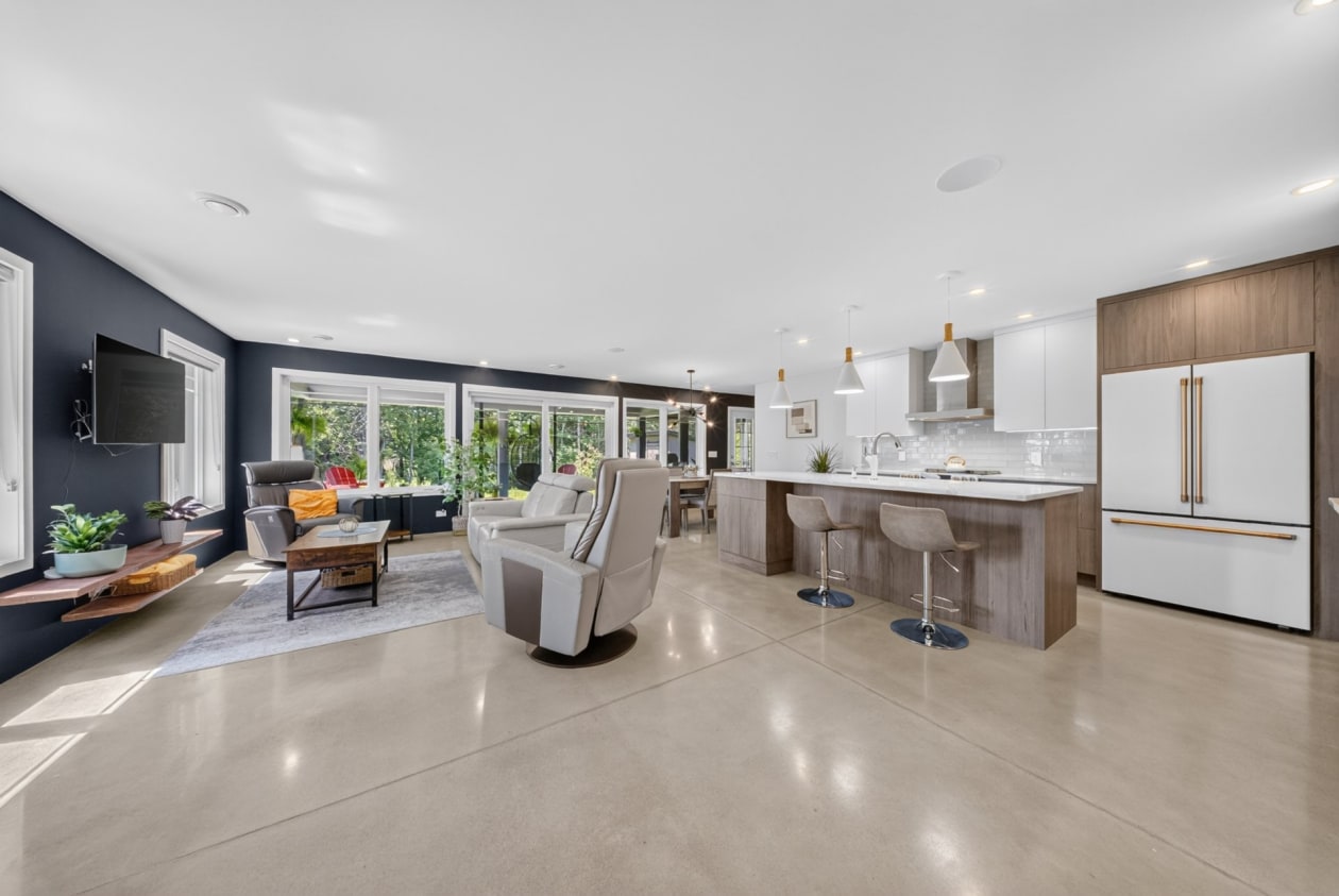 Salon — 490, Av. des Oréades, Magog, J1X0B1, Magog