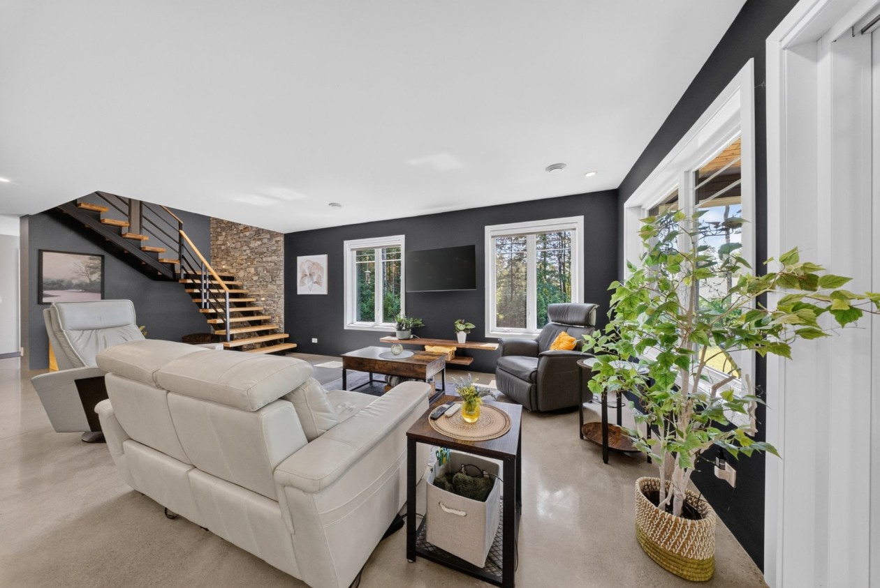 Salon — 490, Av. des Oréades, Magog, J1X0B1, Magog