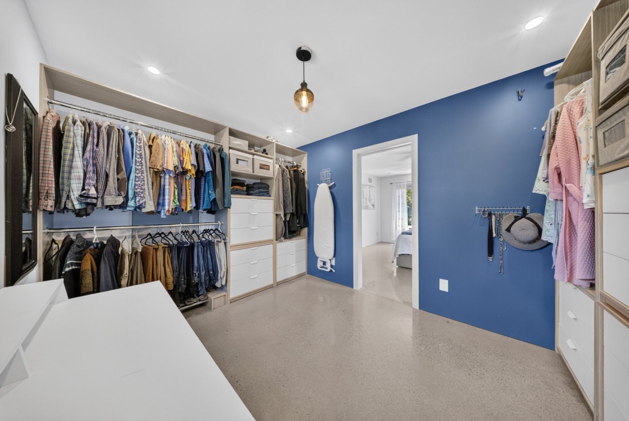 Penderie — 490, Av. des Oréades, Magog, J1X0B1, Magog