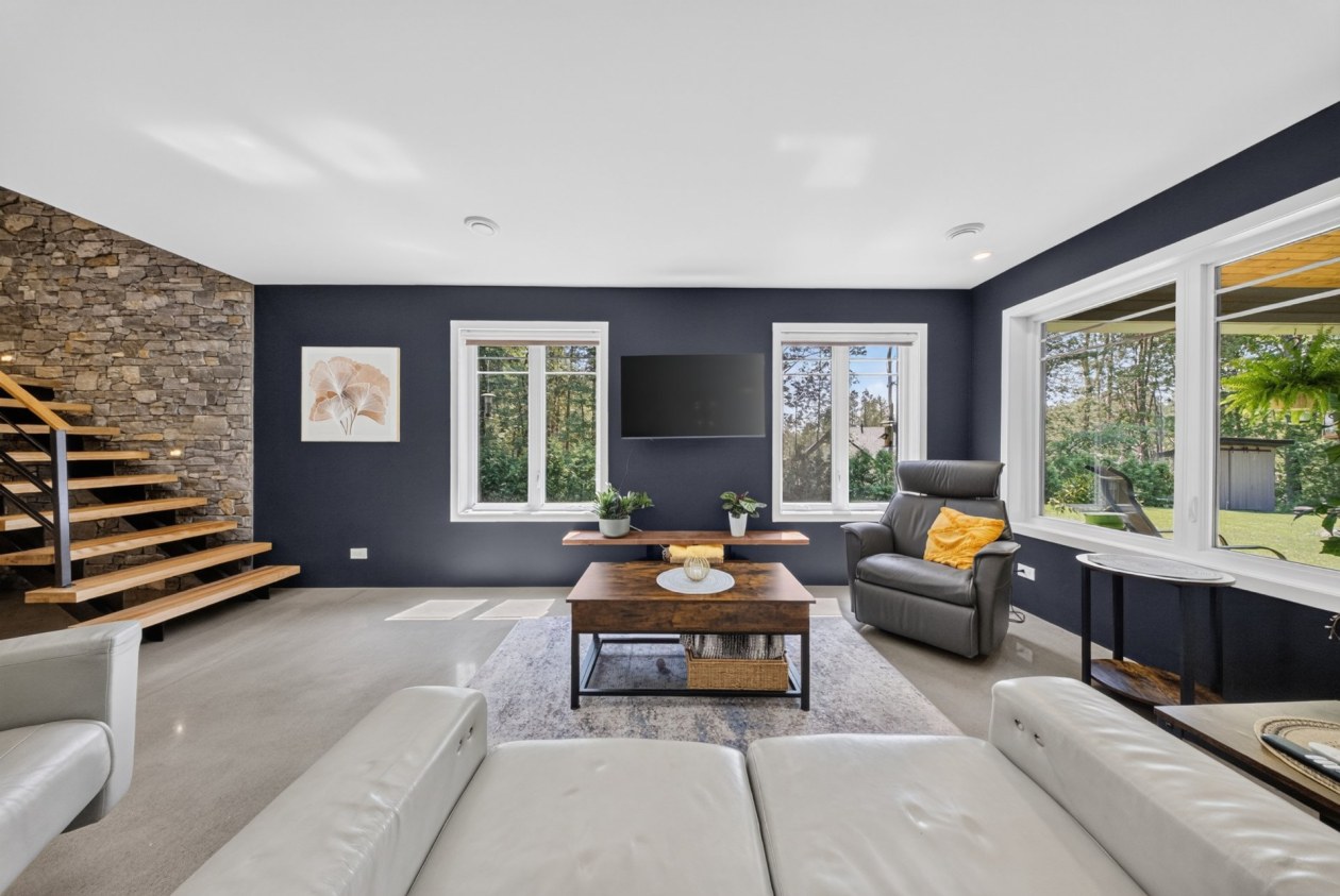 Salon — 490, Av. des Oréades, Magog, J1X0B1, Magog