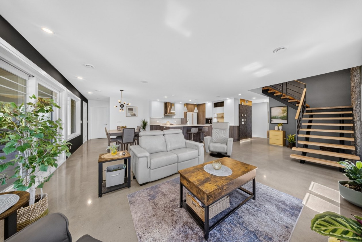 Salon — 490, Av. des Oréades, Magog, J1X0B1, Magog