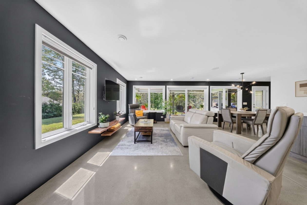 Salon — 490, Av. des Oréades, Magog, J1X0B1, Magog