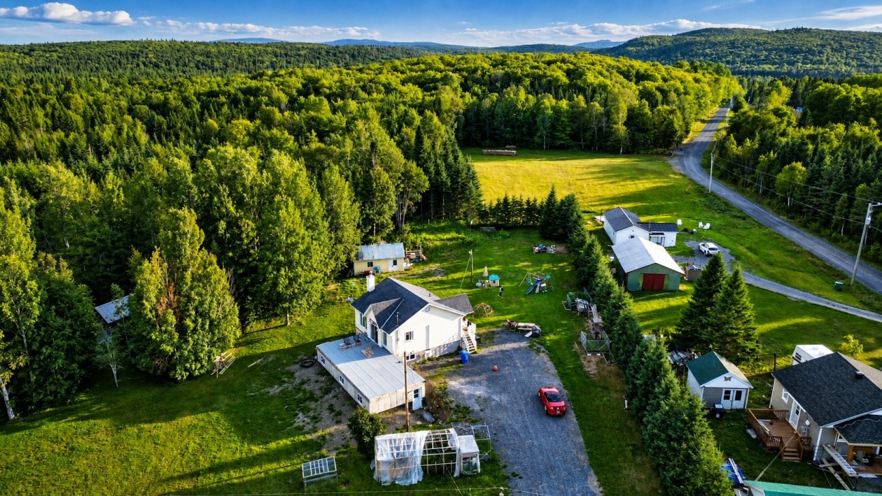 Cour — 5, Ch. du Lac-Hudon, Saint-Marcellin, G0K1R0, Saint-Marcellin