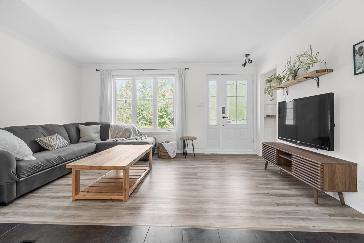 Salon — 350, Rue Delage, Québec (La Haute-Saint-Charles), G3G1H6, Québec (La Haute-Saint-Charles)