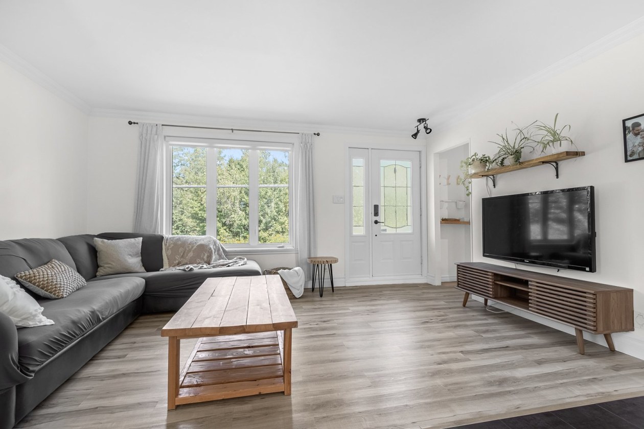 Salon — 350, Rue Delage, Québec (La Haute-Saint-Charles), G3G1H6, Québec (La Haute-Saint-Charles)