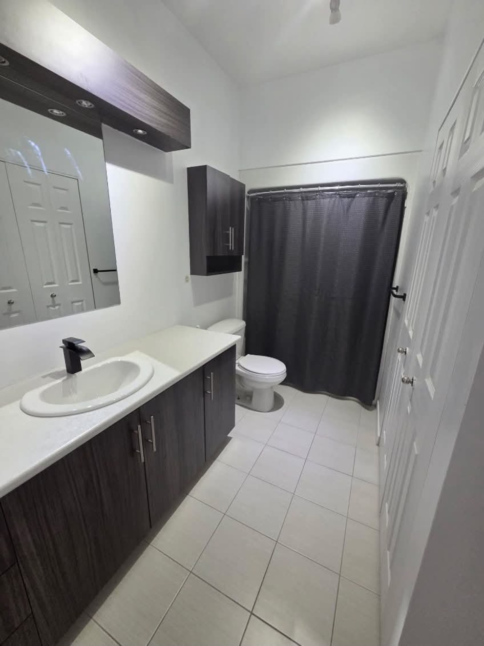 Salle de bains — 3944, Rue de la Fabrique, 2, Saguenay (Jonquière), G7X3N4, Saguenay (Jonquière)