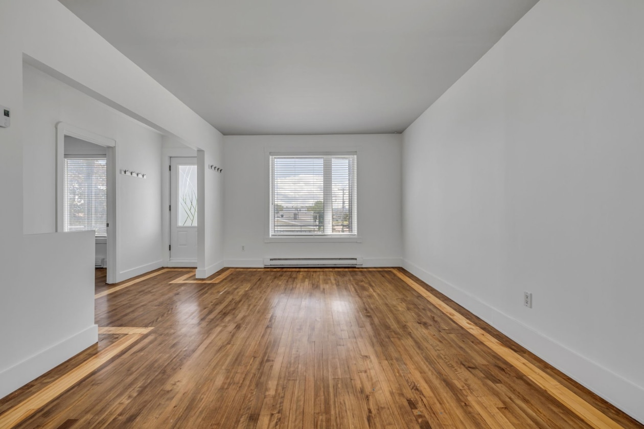 Salon — 3501 - 3503, Boul. Monseigneur-Gauthier, Québec (Beauport), G1E2X1, Québec (Beauport)