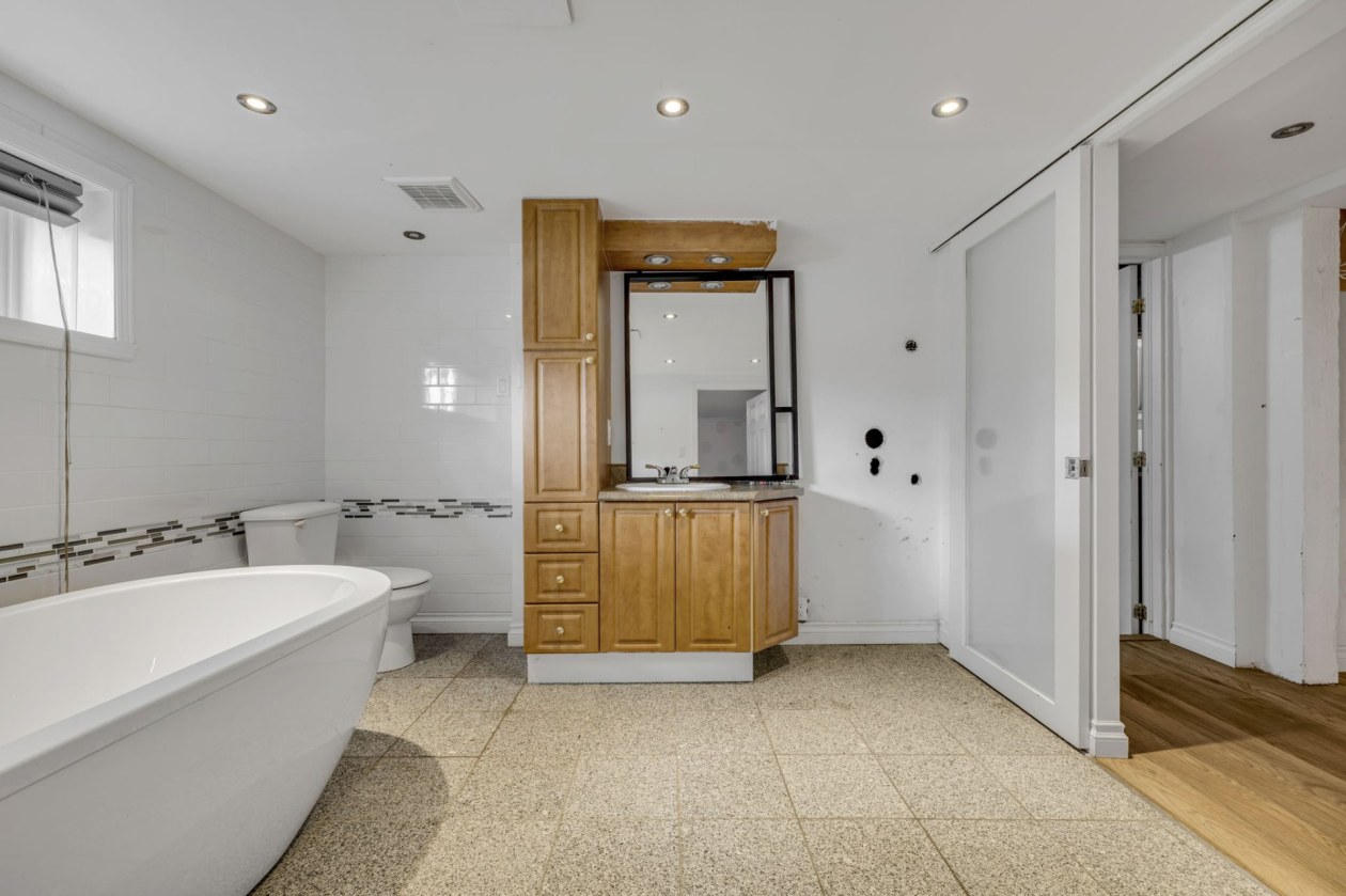 Salle de bains — 3501 - 3503, Boul. Monseigneur-Gauthier, Québec (Beauport), G1E2X1, Québec (Beauport)