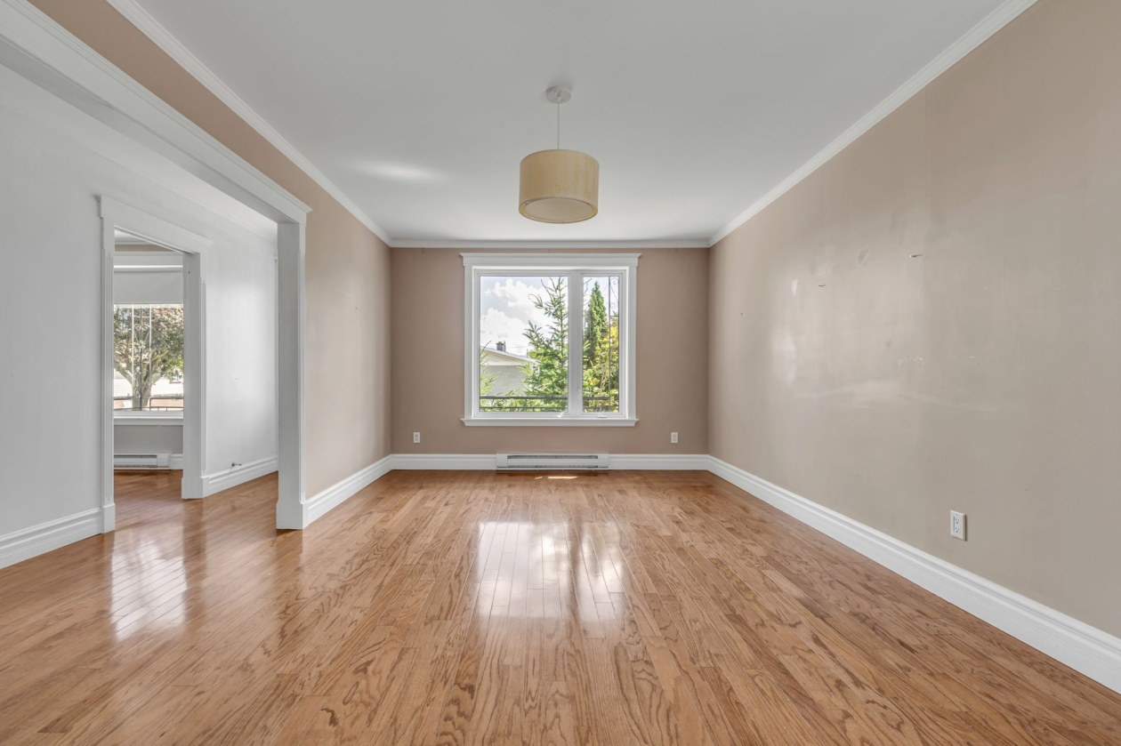 Salon — 3501 - 3503, Boul. Monseigneur-Gauthier, Québec (Beauport), G1E2X1, Québec (Beauport)