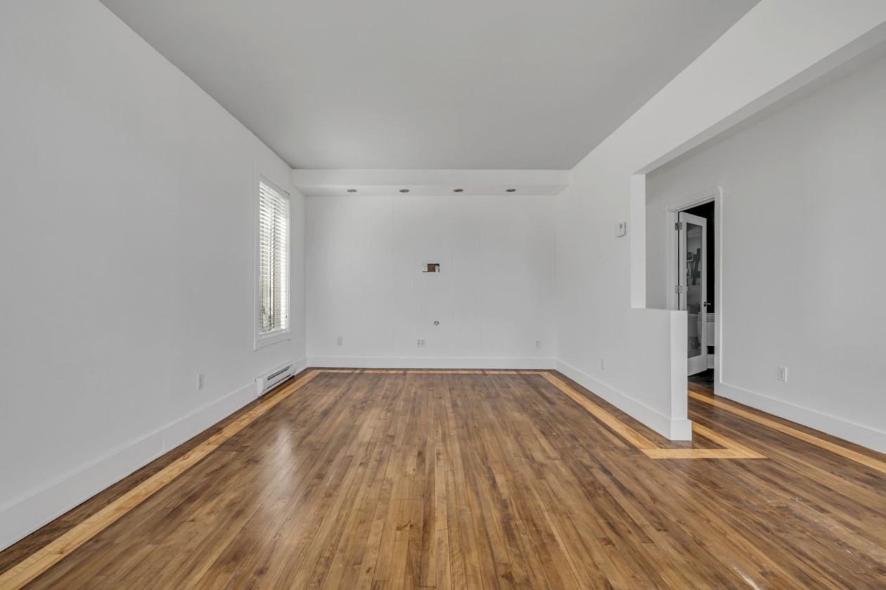 Salon — 3501 - 3503, Boul. Monseigneur-Gauthier, Québec (Beauport), G1E2X1, Québec (Beauport)