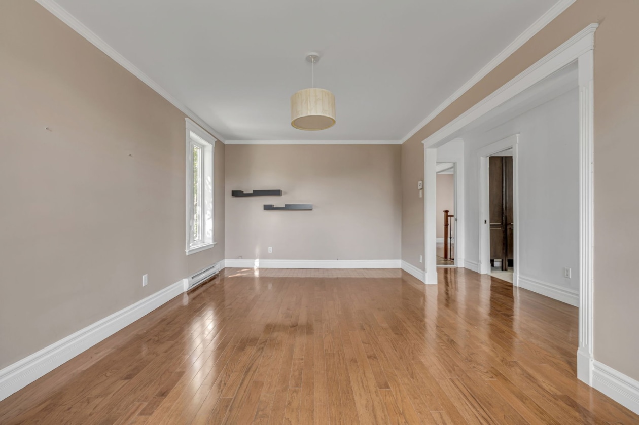 Salon — 3501 - 3503, Boul. Monseigneur-Gauthier, Québec (Beauport), G1E2X1, Québec (Beauport)
