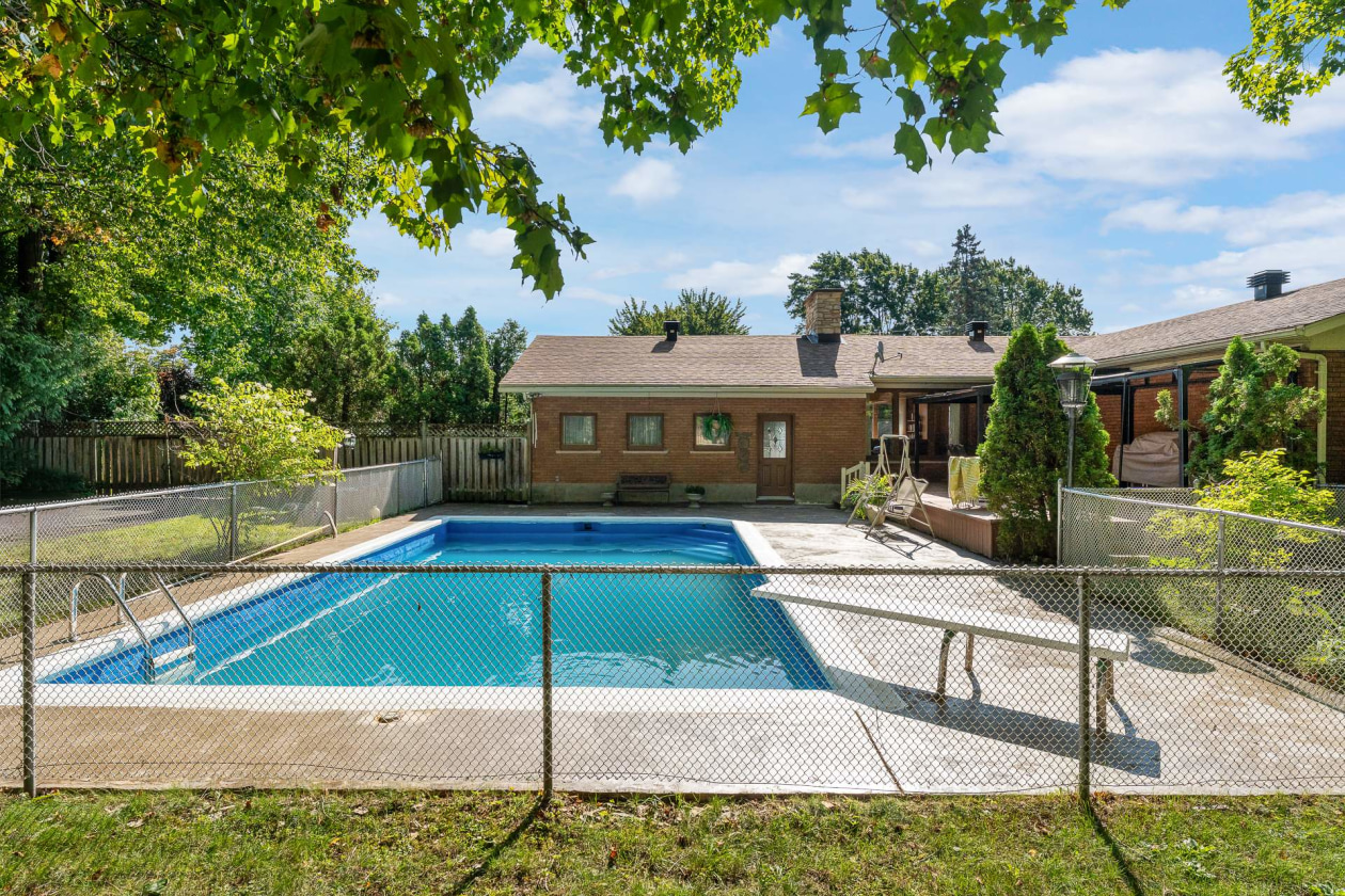 Piscine — 380, Rue Cartier, Granby, J2G5B2, Granby