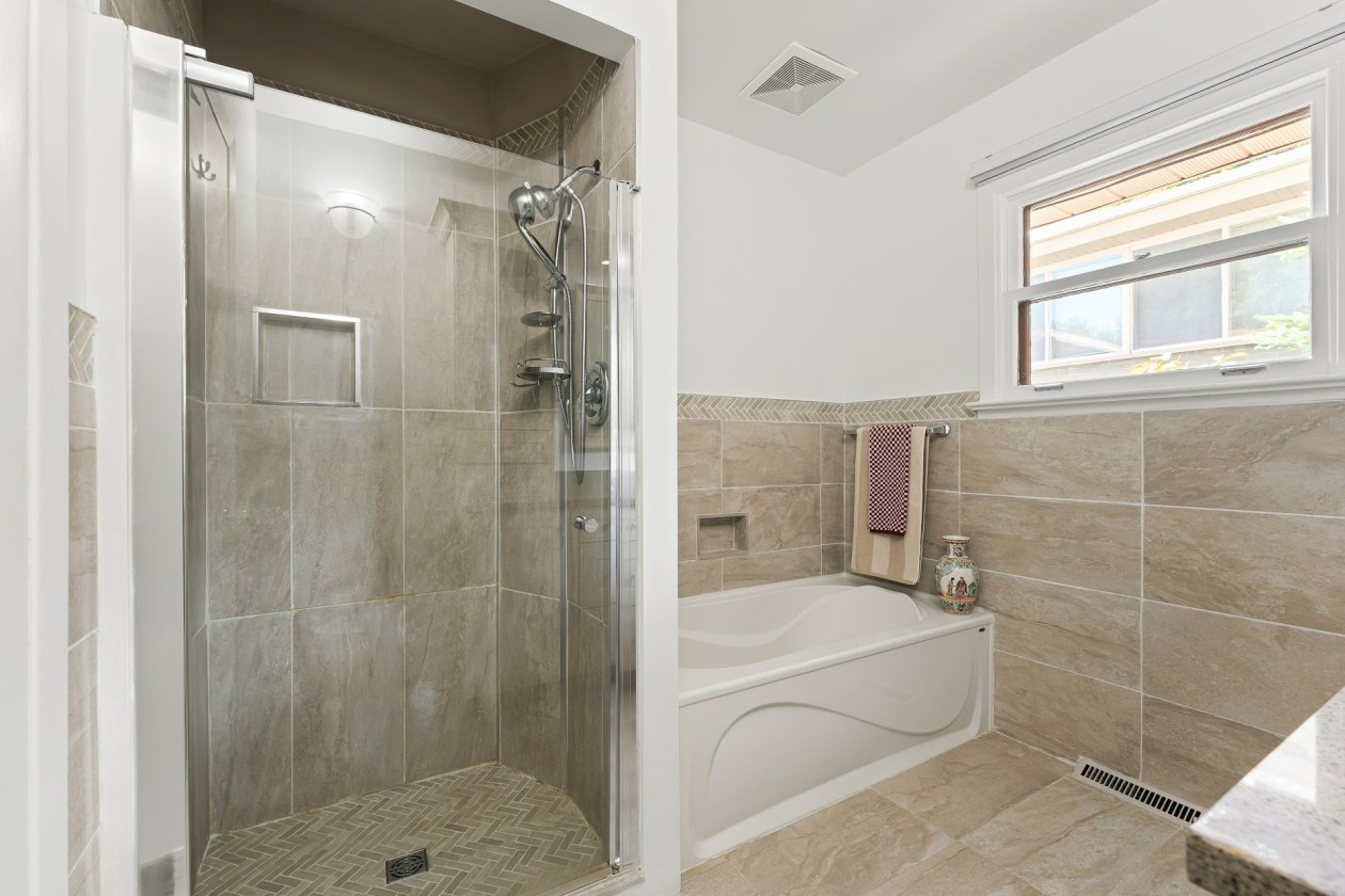 Salle de bains — 380, Rue Cartier, Granby, J2G5B2, Granby
