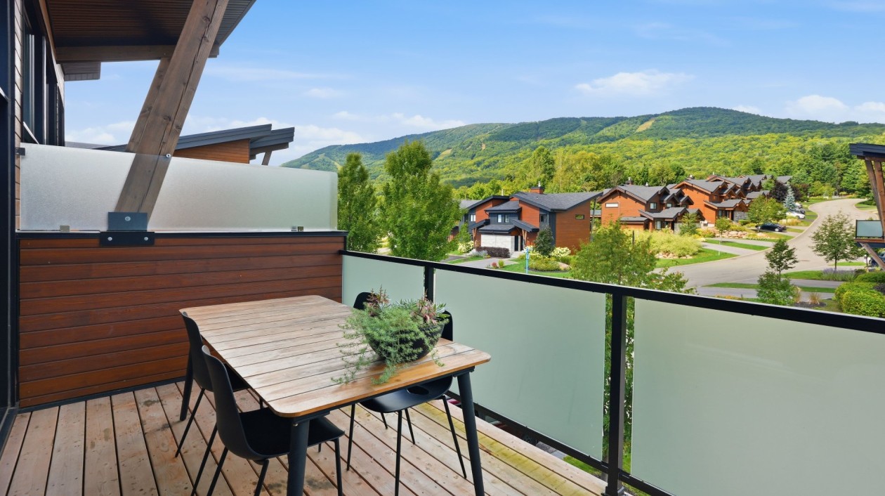 Terrasse — 1742, Av. Royale, Saint-Ferréol-les-Neiges, G0A3R0, Saint-Ferréol-les-Neiges