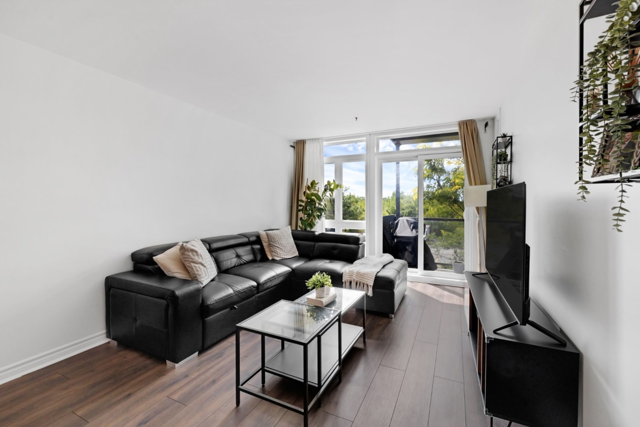 Salon — 10, Rue Lévesque, 304, Saint-Constant, J5A0G3, Saint-Constant