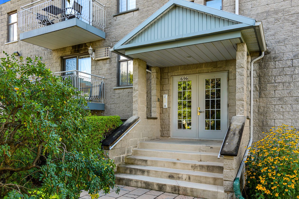 Entrée extérieure — 304-696 Montée Montrougeau, 304, Laval, H7P 5L1, Laval