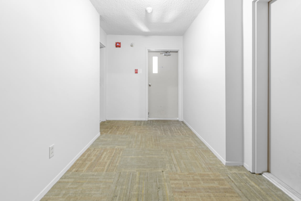 Corridor — 304-696 Montée Montrougeau, 304, Laval, H7P 5L1, Laval