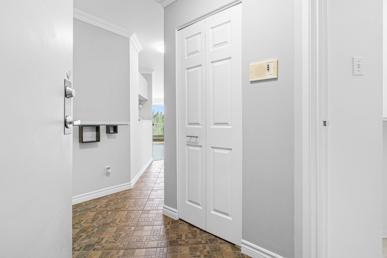 Hall d'entrée — 304-696 Montée Montrougeau, 304, Laval, H7P 5L1, Laval