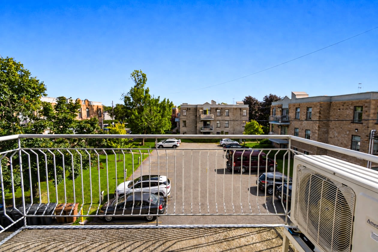 Balcon — 304-696 Montée Montrougeau, 304, Laval, H7P 5L1, Laval