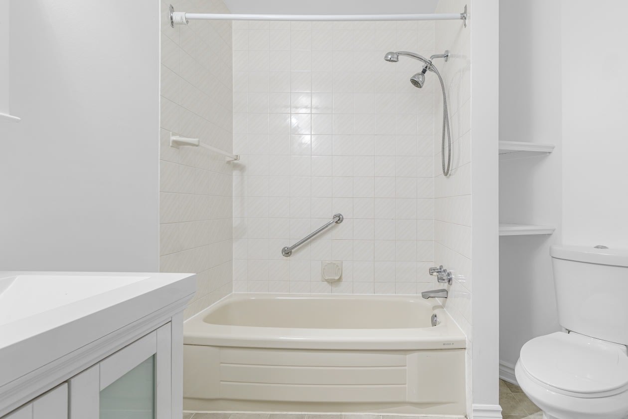 Salle de bains — 304-696 Montée Montrougeau, 304, Laval, H7P 5L1, Laval