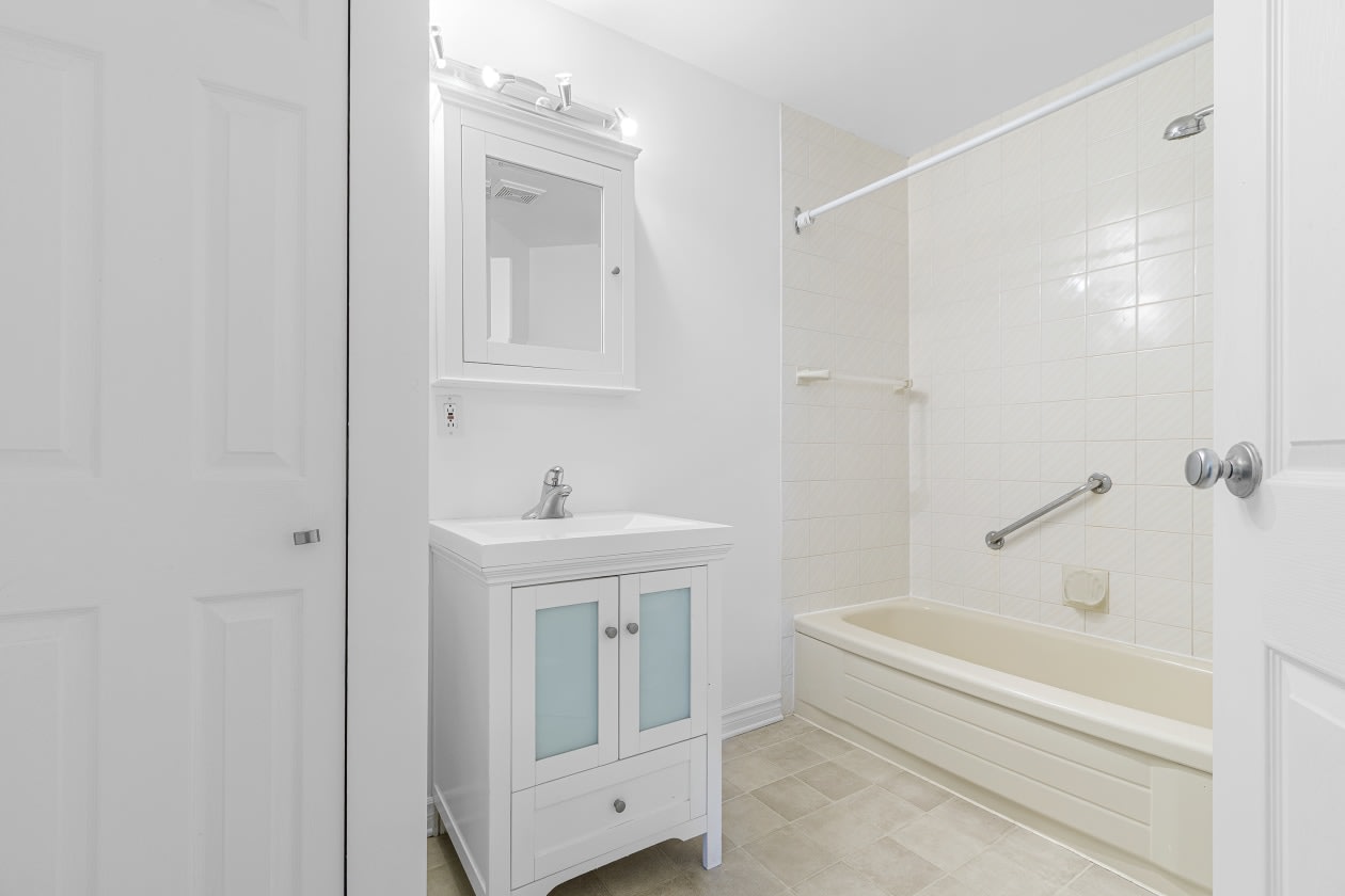 Salle de bains — 304-696 Montée Montrougeau, 304, Laval, H7P 5L1, Laval