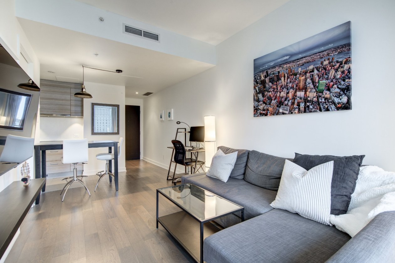 Salon — 1155, Rue de la Montagne, 1303, Montréal (Ville-Marie), H3G0C7, Montréal (Ville-Marie)