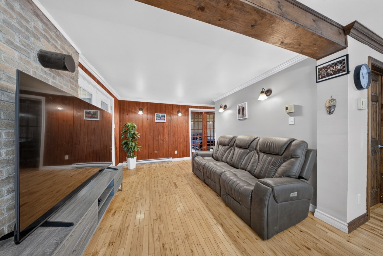 Salon — 2321, 4e Rang, Saint-Hugues, J0H1N0, Saint-Hugues