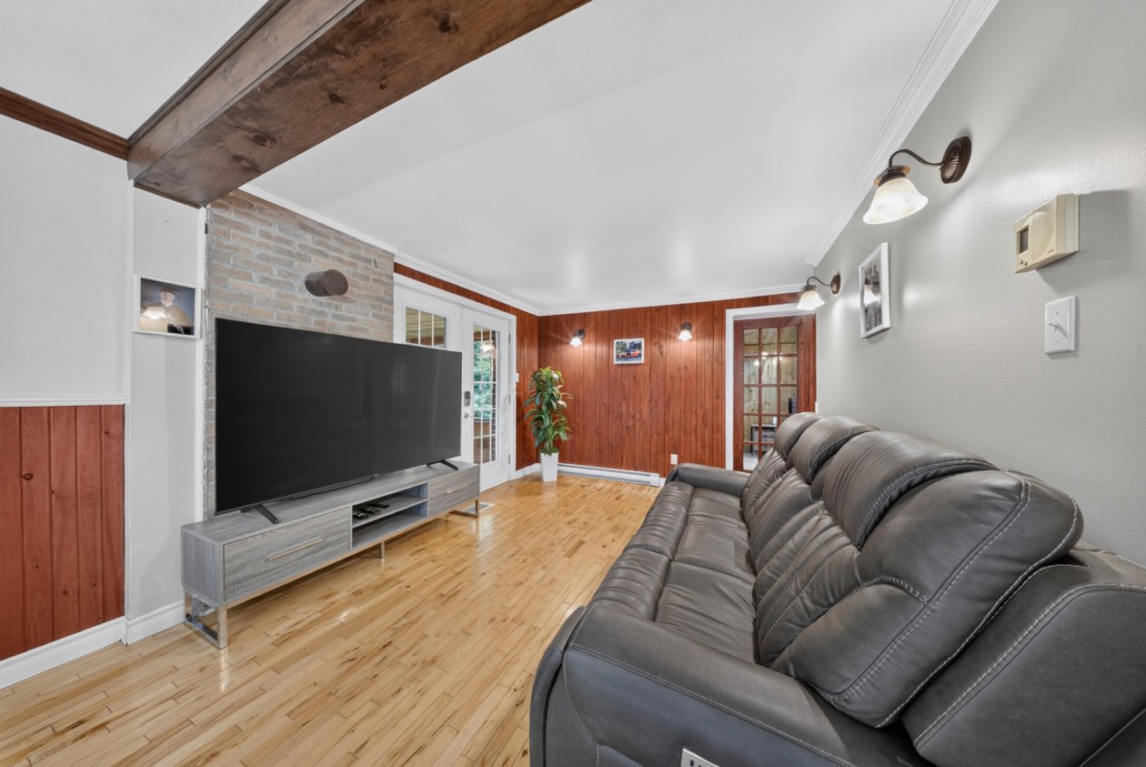 Salon — 2321, 4e Rang, Saint-Hugues, J0H1N0, Saint-Hugues