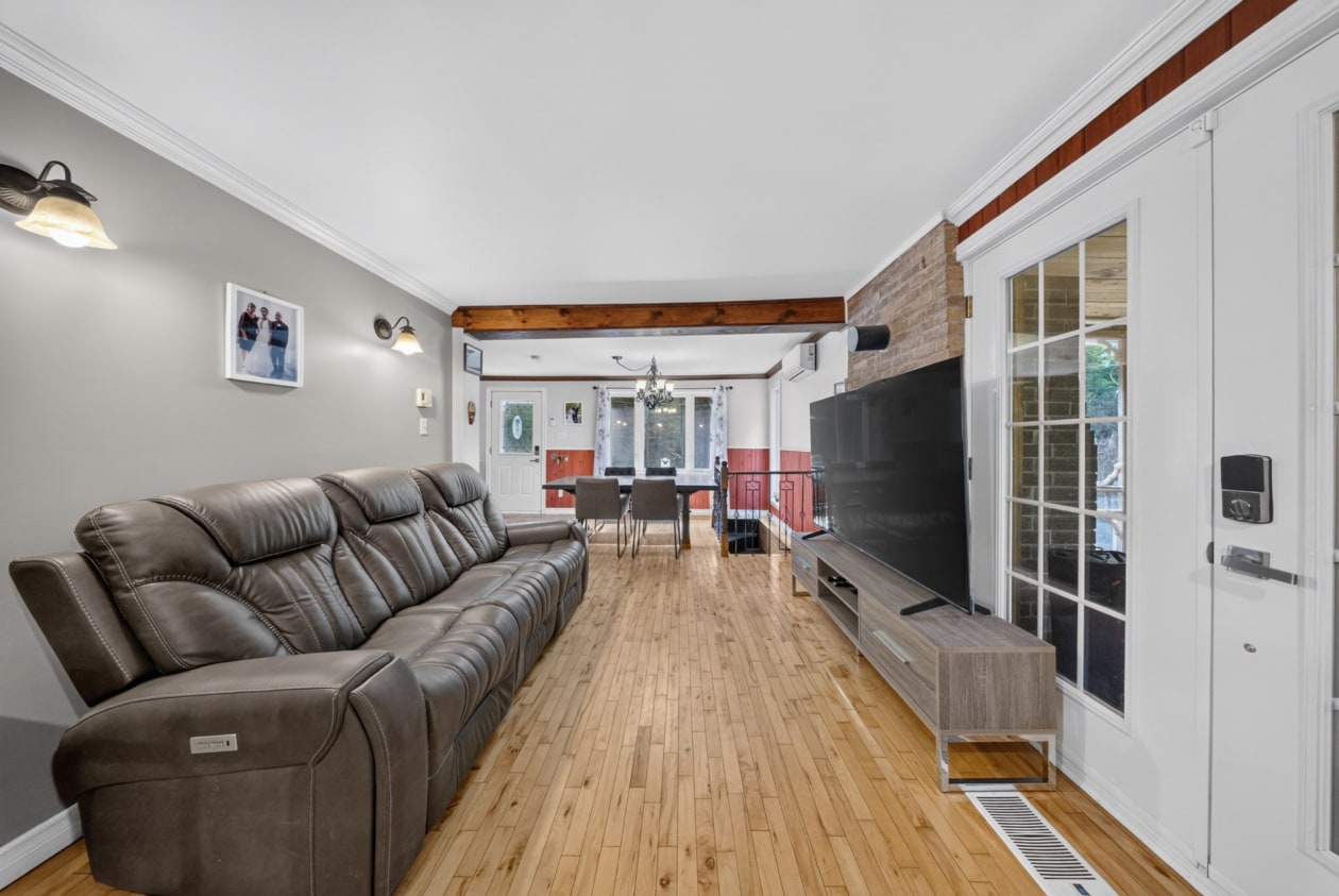 Salon — 2321, 4e Rang, Saint-Hugues, J0H1N0, Saint-Hugues