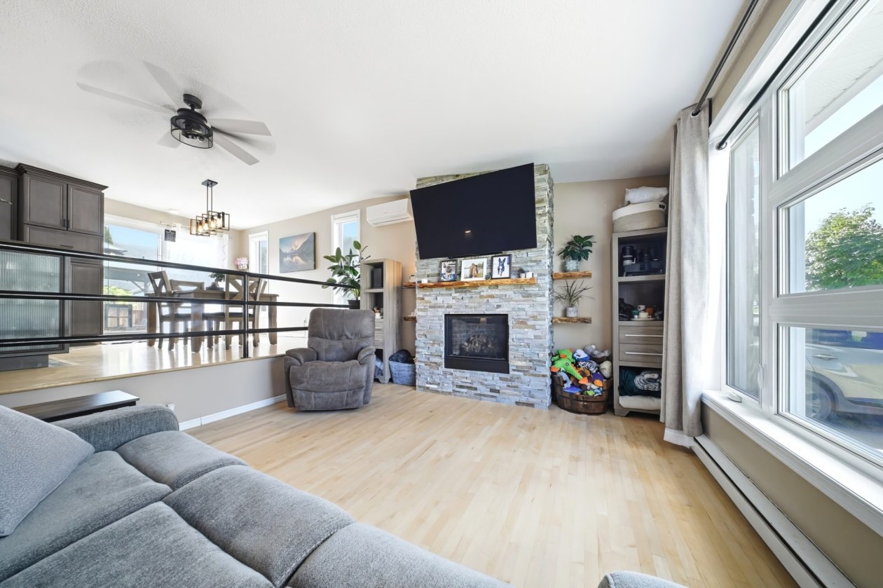 Salon — 1718, Rue des Hérons, Saguenay (Chicoutimi), G7H7M5, Saguenay (Chicoutimi)