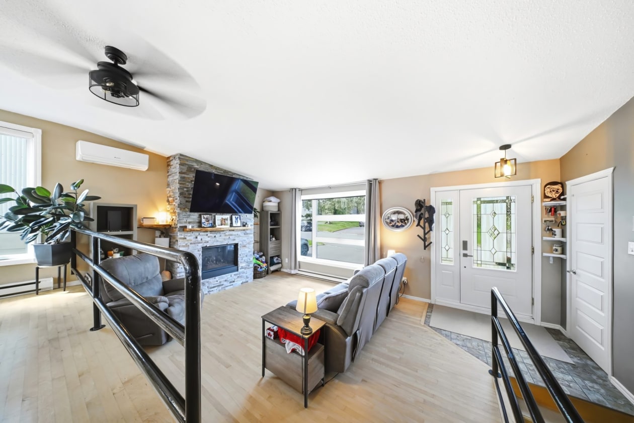 Salon — 1718, Rue des Hérons, Saguenay (Chicoutimi), G7H7M5, Saguenay (Chicoutimi)