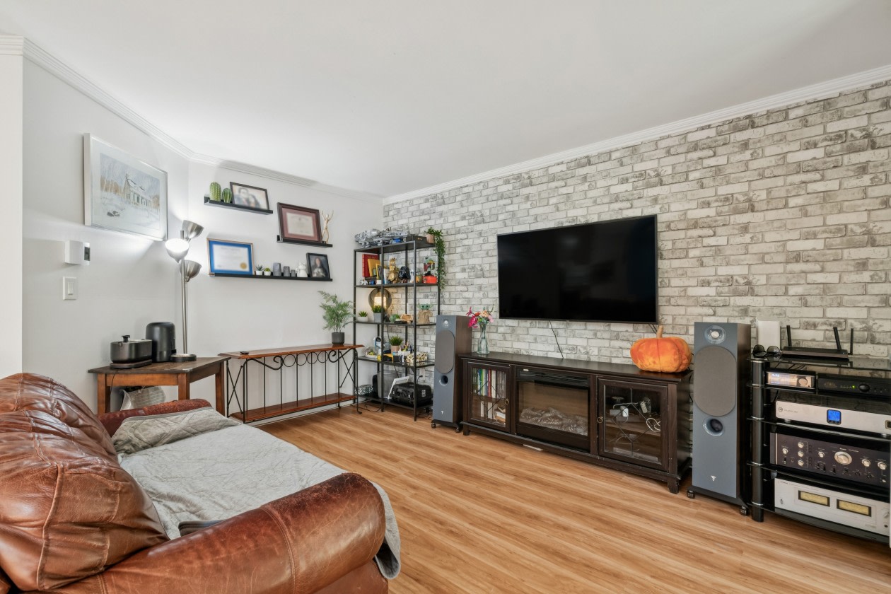 Salon — 346 Boul Roberval E, Longueuil, J4L 4W4, Longueuil