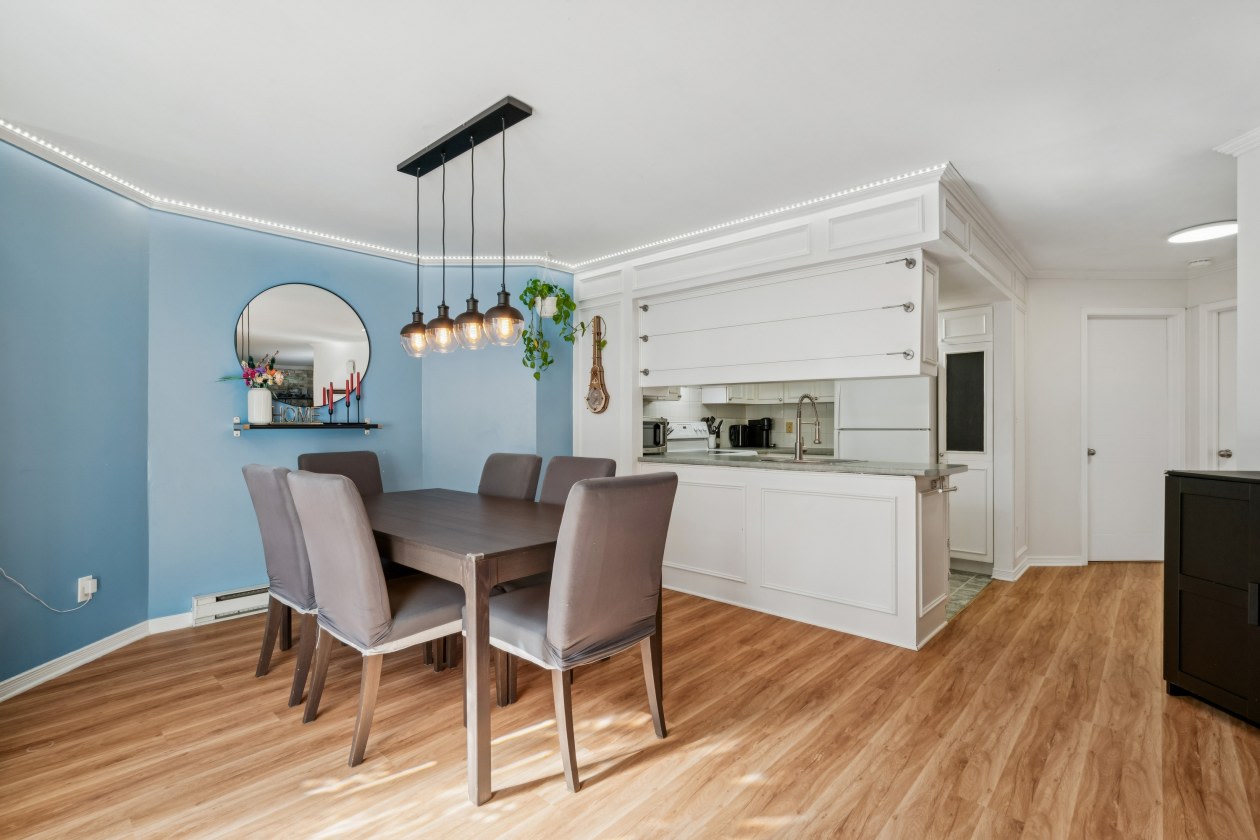 Salle à manger — 346 Boul Roberval E, Longueuil, J4L 4W4, Longueuil