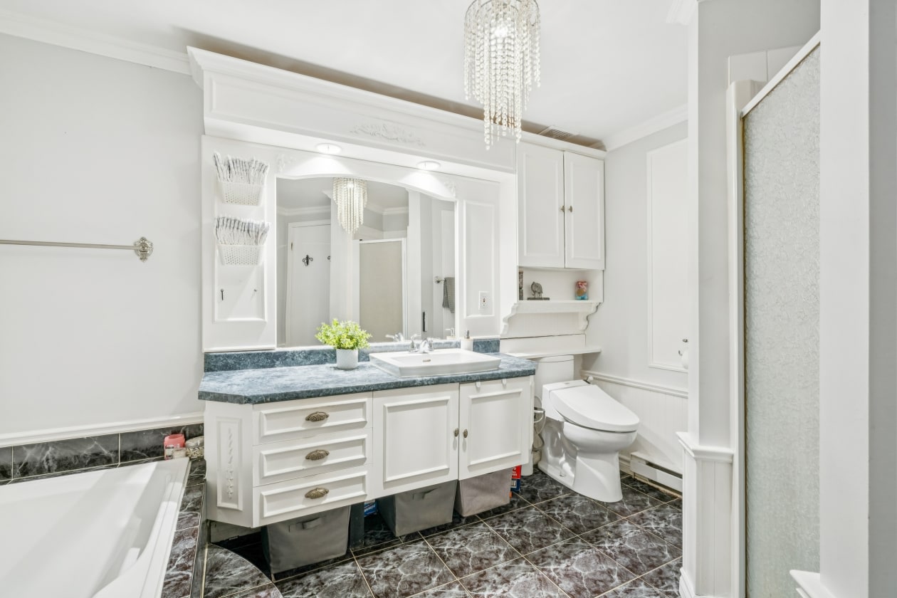 Salle de bains — 346 Boul Roberval E, Longueuil, J4L 4W4, Longueuil