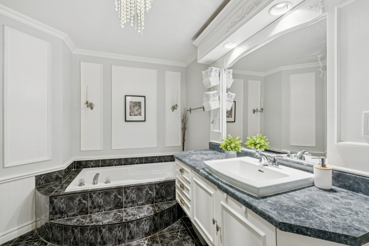 Salle de bains — 346 Boul Roberval E, Longueuil, J4L 4W4, Longueuil