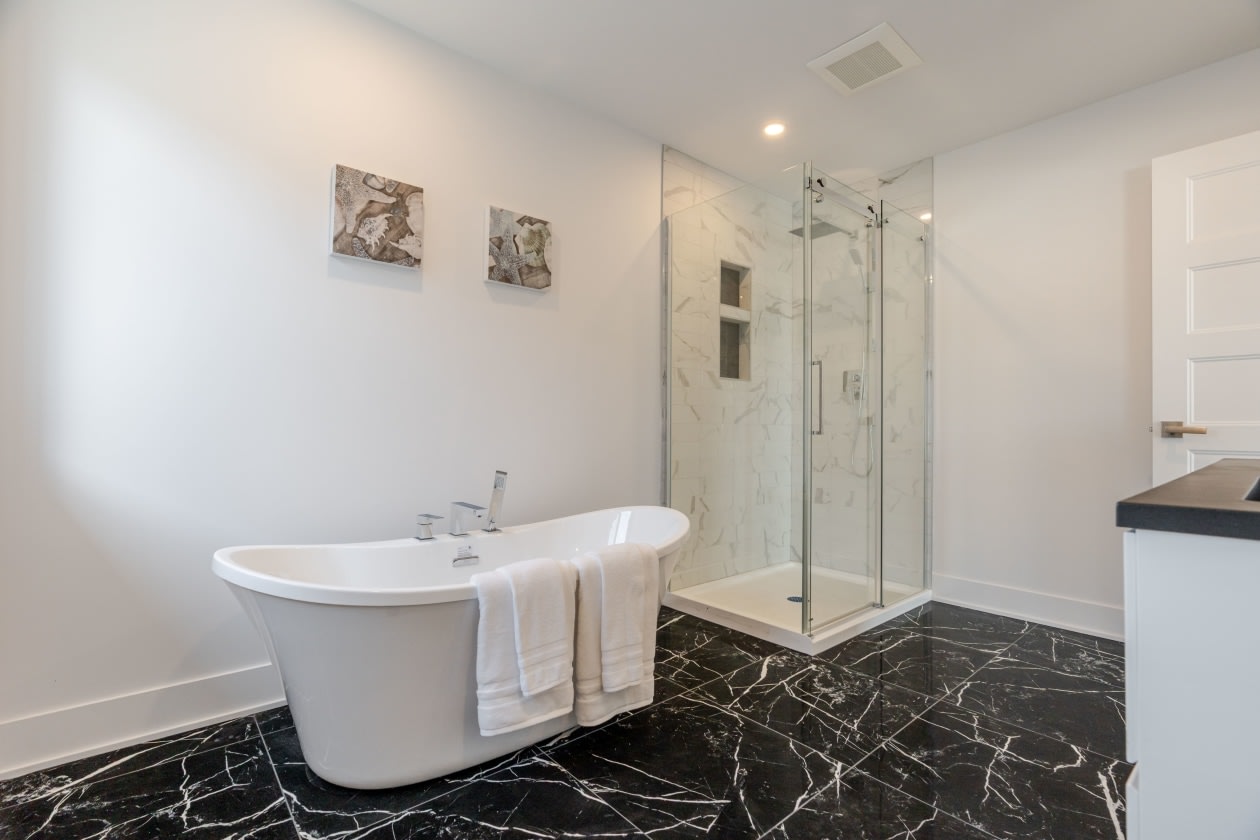 Salle de bains — 6780 Rue Baillargeon, Brossard