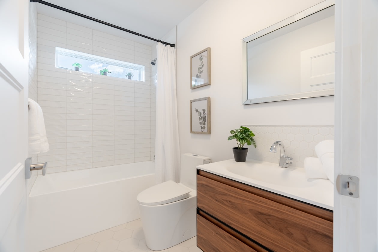 Salle de bains — 6780 Rue Baillargeon, Brossard