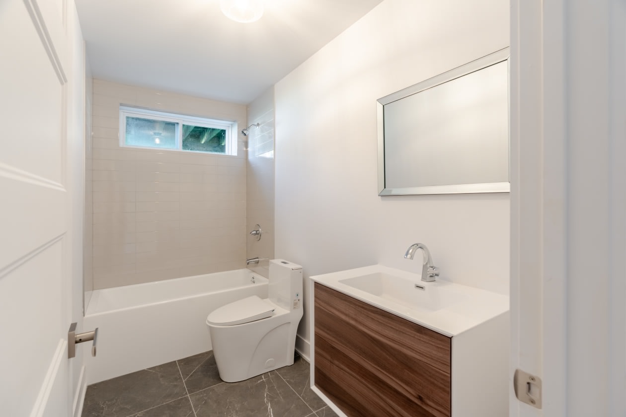 Salle de bains — 6780 Rue Baillargeon, Brossard