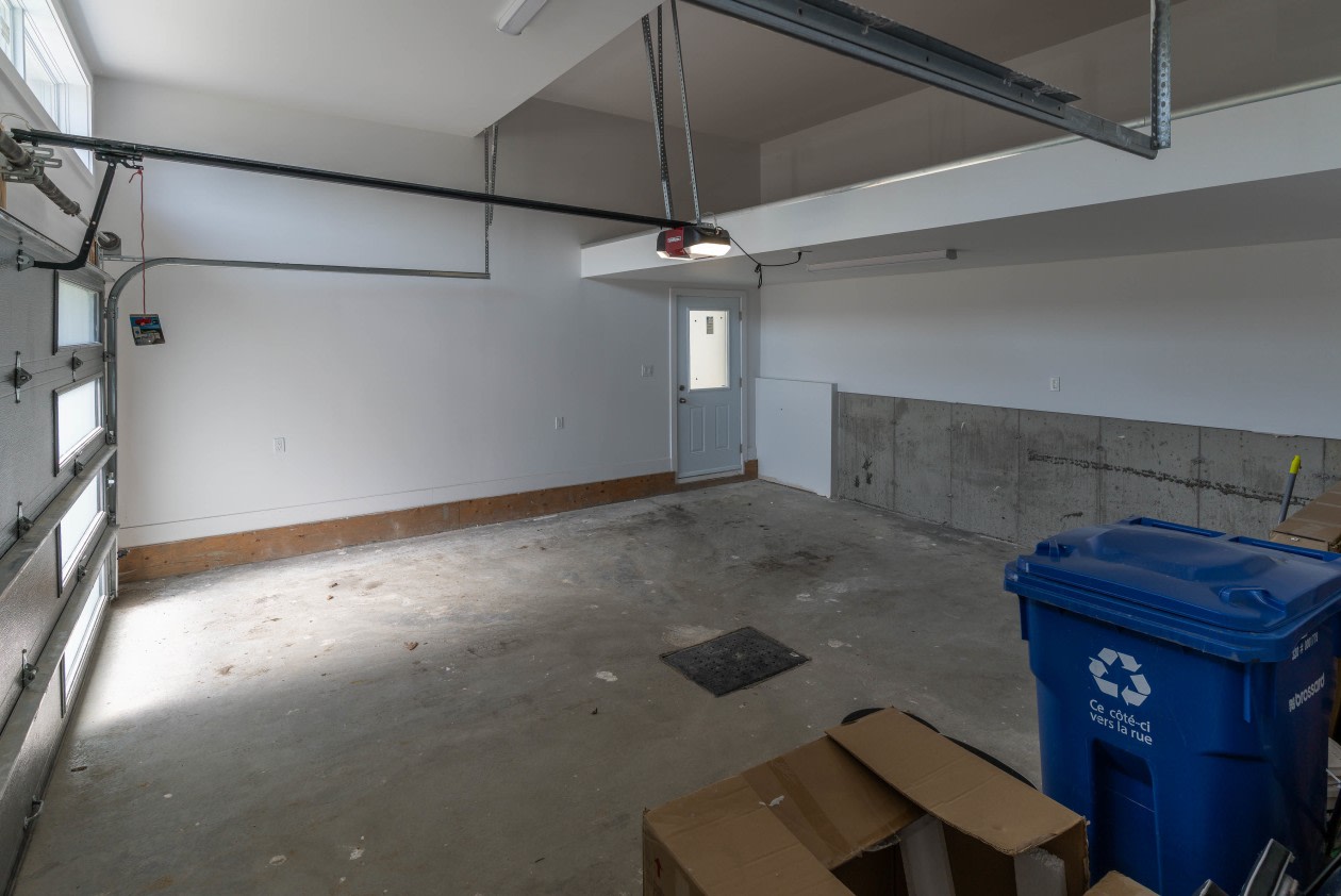 Garage — 6780 Rue Baillargeon, Brossard