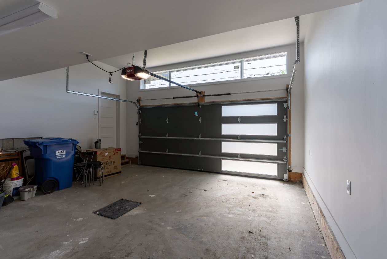 Garage — 6780 Rue Baillargeon, Brossard