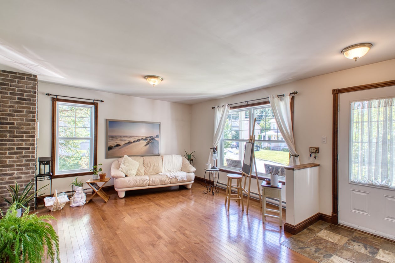 Salon — 815, Rue Lajeunesse, Sherbrooke (Fleurimont), J1E4J3, Sherbrooke (Fleurimont)