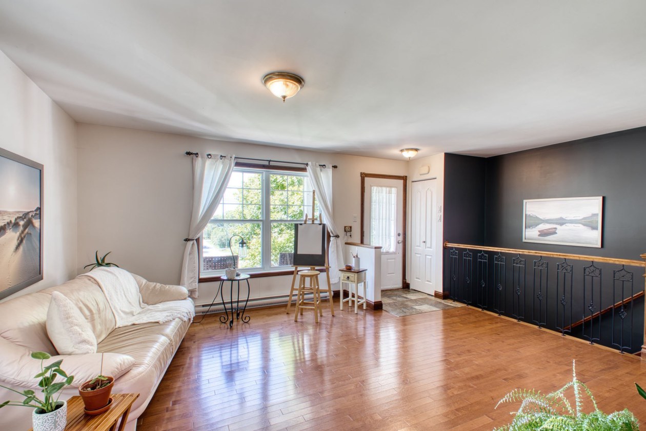 Salon — 815, Rue Lajeunesse, Sherbrooke (Fleurimont), J1E4J3, Sherbrooke (Fleurimont)