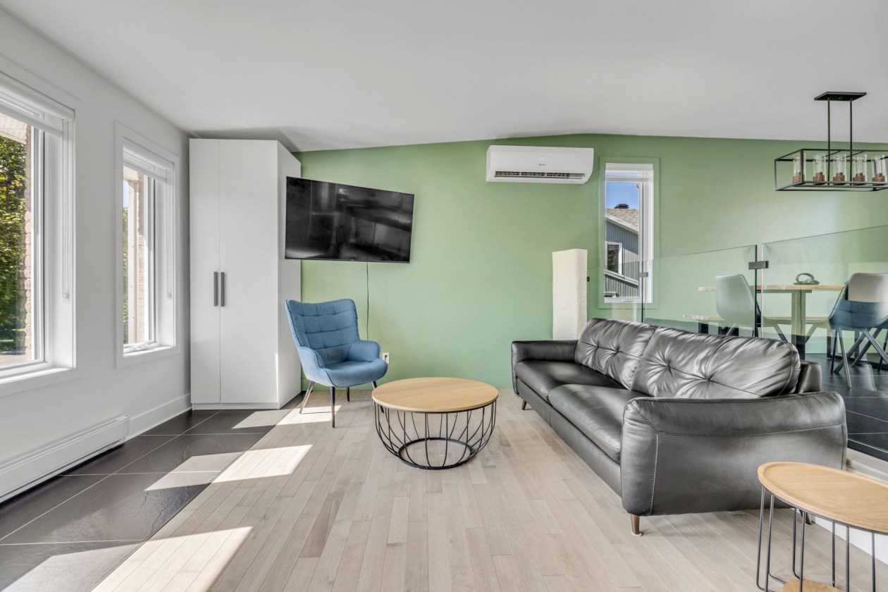 Salon — 559, Rue des Plaines-Rouges, Québec (La Haute-Saint-Charles), G3G2A6, Québec (La Haute-Saint-Charles)