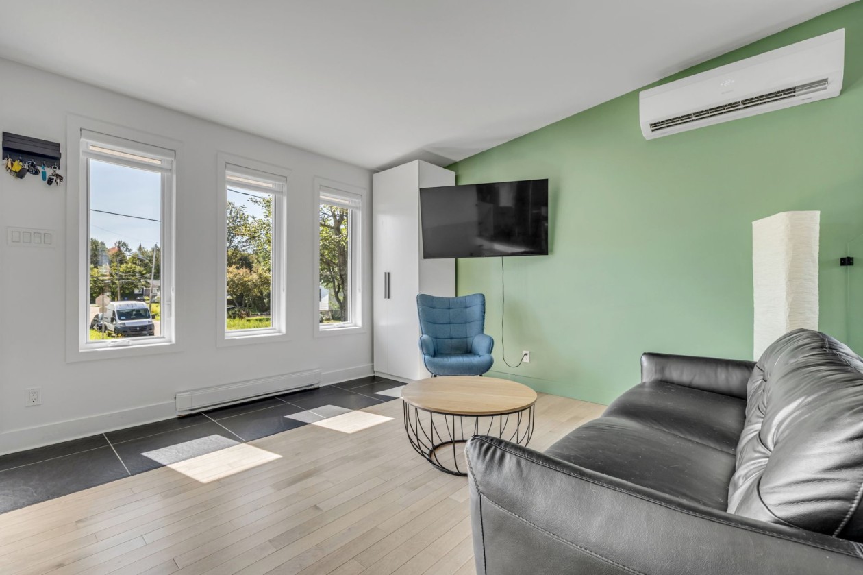 Salon — 559, Rue des Plaines-Rouges, Québec (La Haute-Saint-Charles), G3G2A6, Québec (La Haute-Saint-Charles)