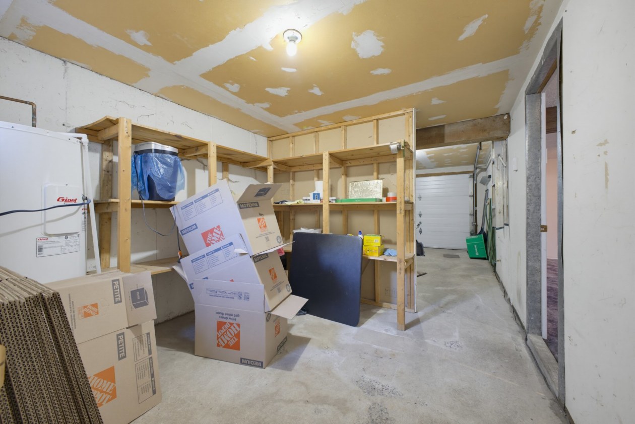Garage — 7367, Av. Guy, Montréal (Anjou), H1K2V2, Montréal (Anjou)